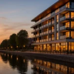 Nowoczesny hotel nad jeziorem w Ełku z widokiem na promenadę i zachód słońca