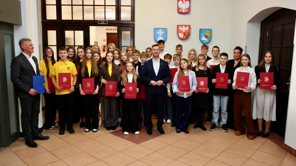 Uroczyste wręczenie stypendiów najlepszym uczniom w Urzędzie Miasta Ełku