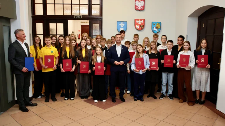 Uroczyste wręczenie stypendiów najlepszym uczniom w Urzędzie Miasta Ełku