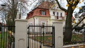 Zagospodarowanie terenu przy zabytkowym budynku ul. Piłsudskiego 10 w Ełku