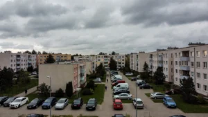 Nowe bloki mieszkalne w Ełku z widokiem na okoliczne osiedla