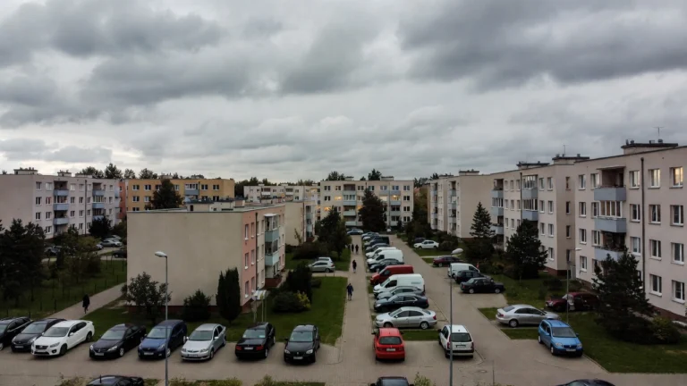 Nowe bloki mieszkalne w Ełku z widokiem na okoliczne osiedla