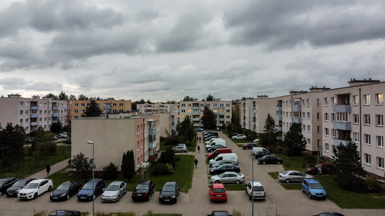 Nowe bloki mieszkalne w Ełku z widokiem na okoliczne osiedla