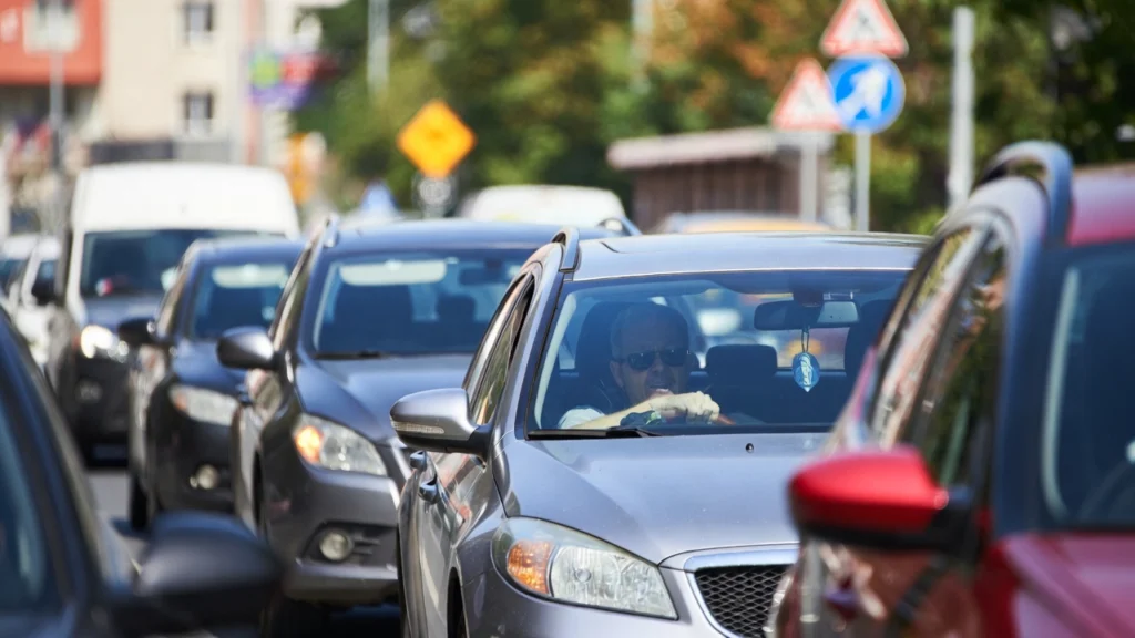 Kierowca stojący w korku w Ełku na ruchliwej ulicy