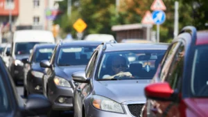 Kierowca stojący w korku w Ełku na ruchliwej ulicy