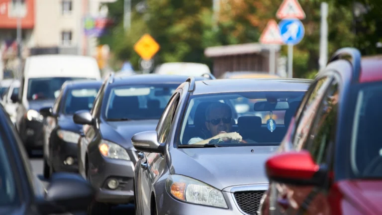 Kierowca stojący w korku w Ełku na ruchliwej ulicy