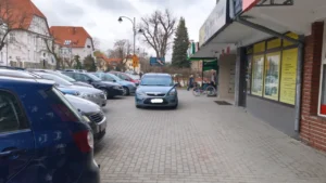 Samochody na chodniku pod nosem urzędu? Mieszkańcy Ełku mają dość ignorowania problemu