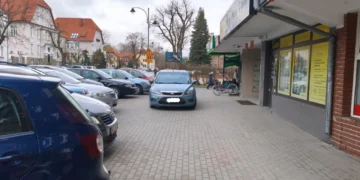 Samochody na chodniku pod nosem urzędu? Mieszkańcy Ełku mają dość ignorowania problemu